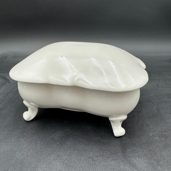 Vintage Porcelain Trinket Dish Jewelry Box Footed and Lidded - Picture 1 of 13